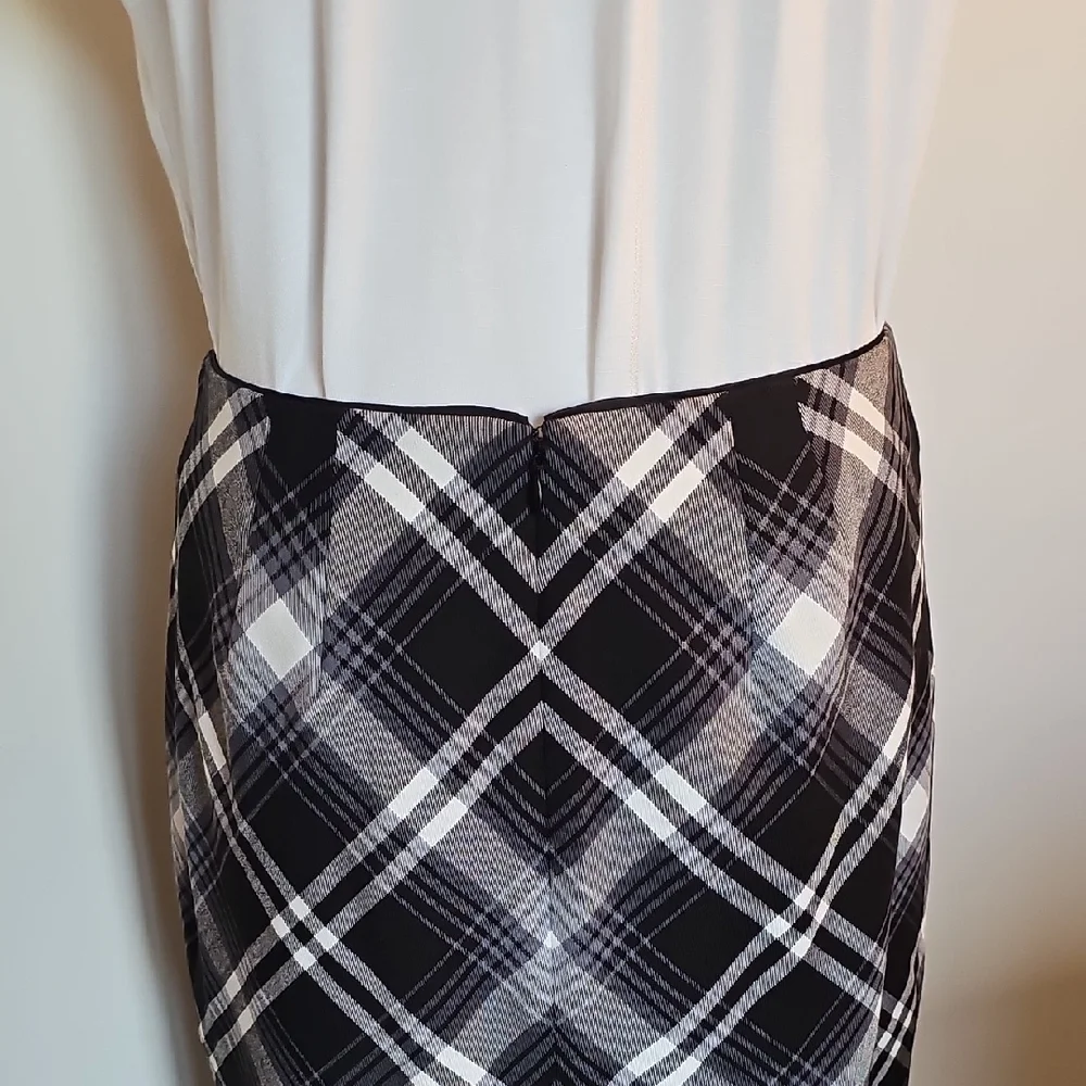 White House Black Market Black and White Plaid Pencil Skirt